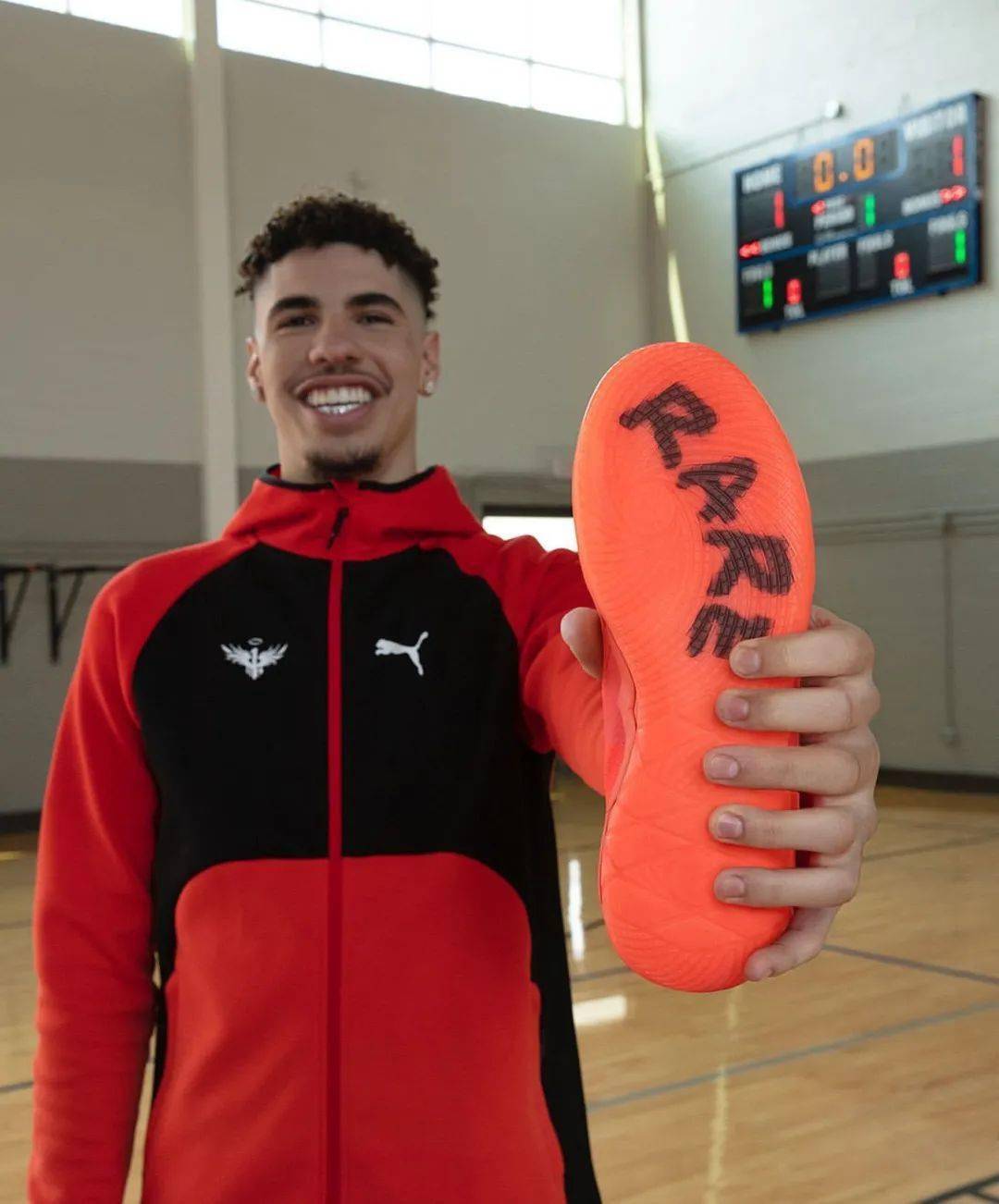 玩家视角三球喜提签名鞋李宁利刃2黄金甲配色曝光