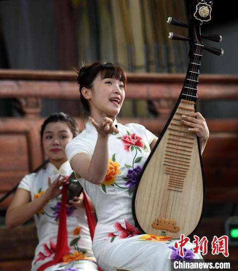 哥是橄榄树高高,妹是橄榄叶青青……"21日,由福州评话伬艺传习所优秀