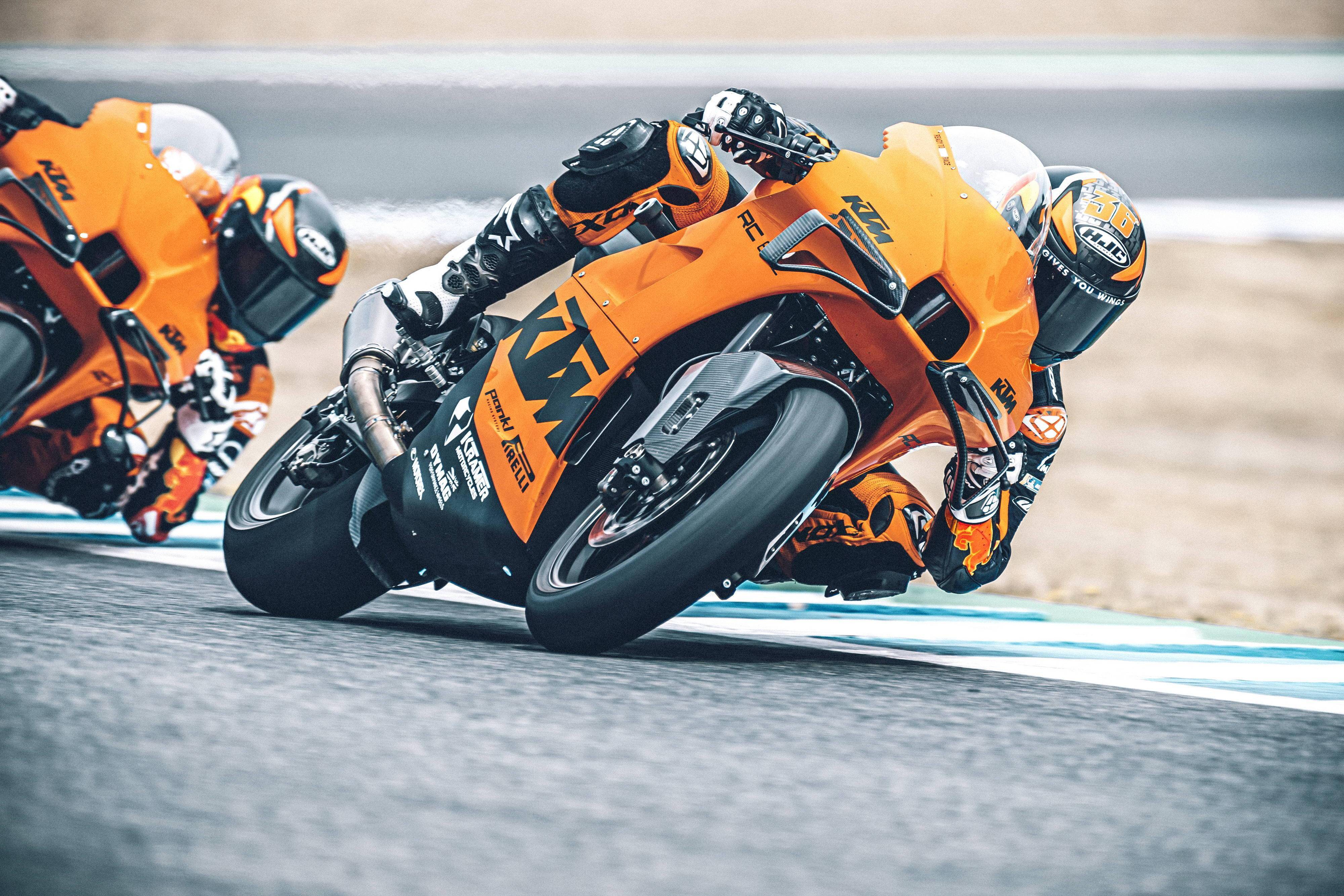 ktm rc8c 赛道特写