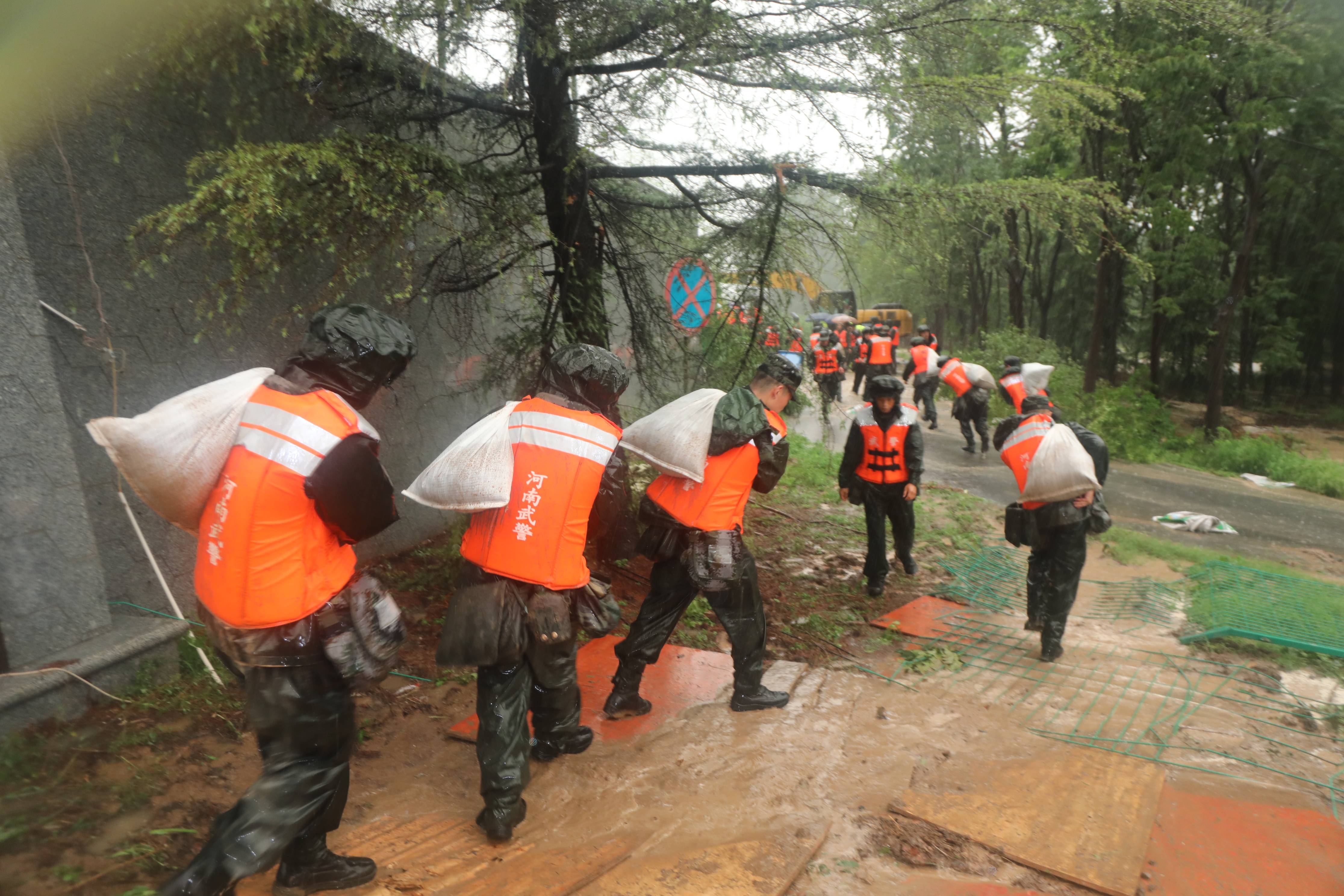 河南多地暴雨武警官兵紧急抗洪抢险