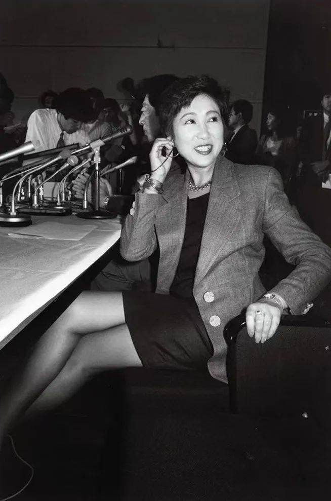 上世纪90年代,在细川护熙的提携下,小池进入政坛↓↓日本政界美女一般
