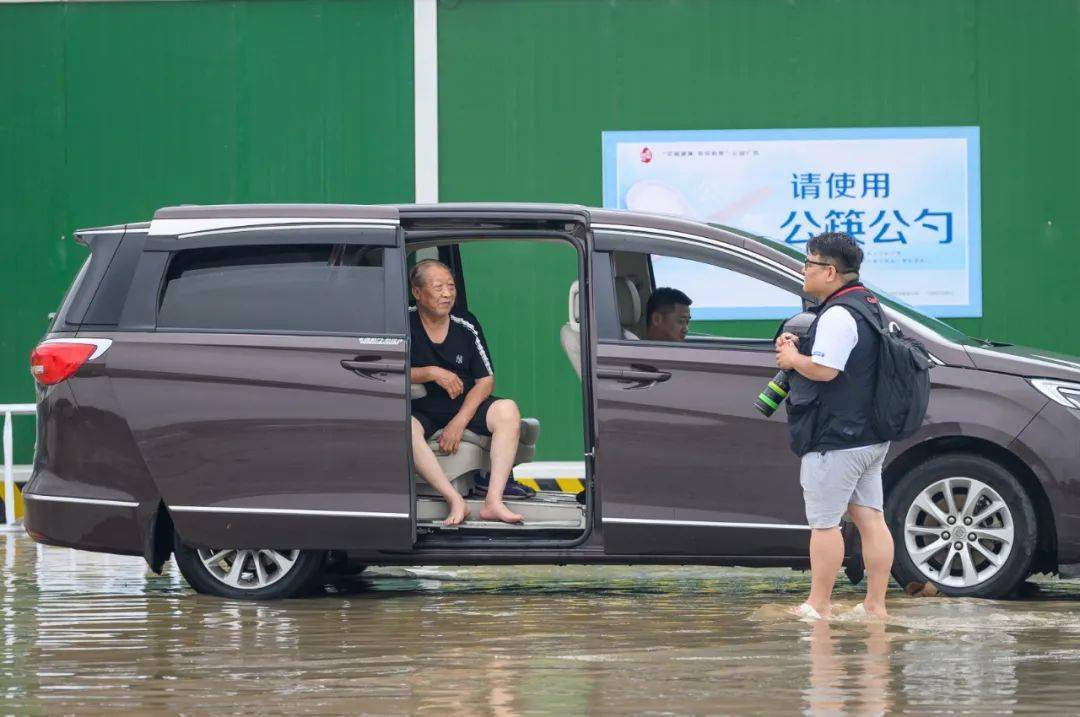 暴雨中，他们蹚积水、报汛情、拍救援......