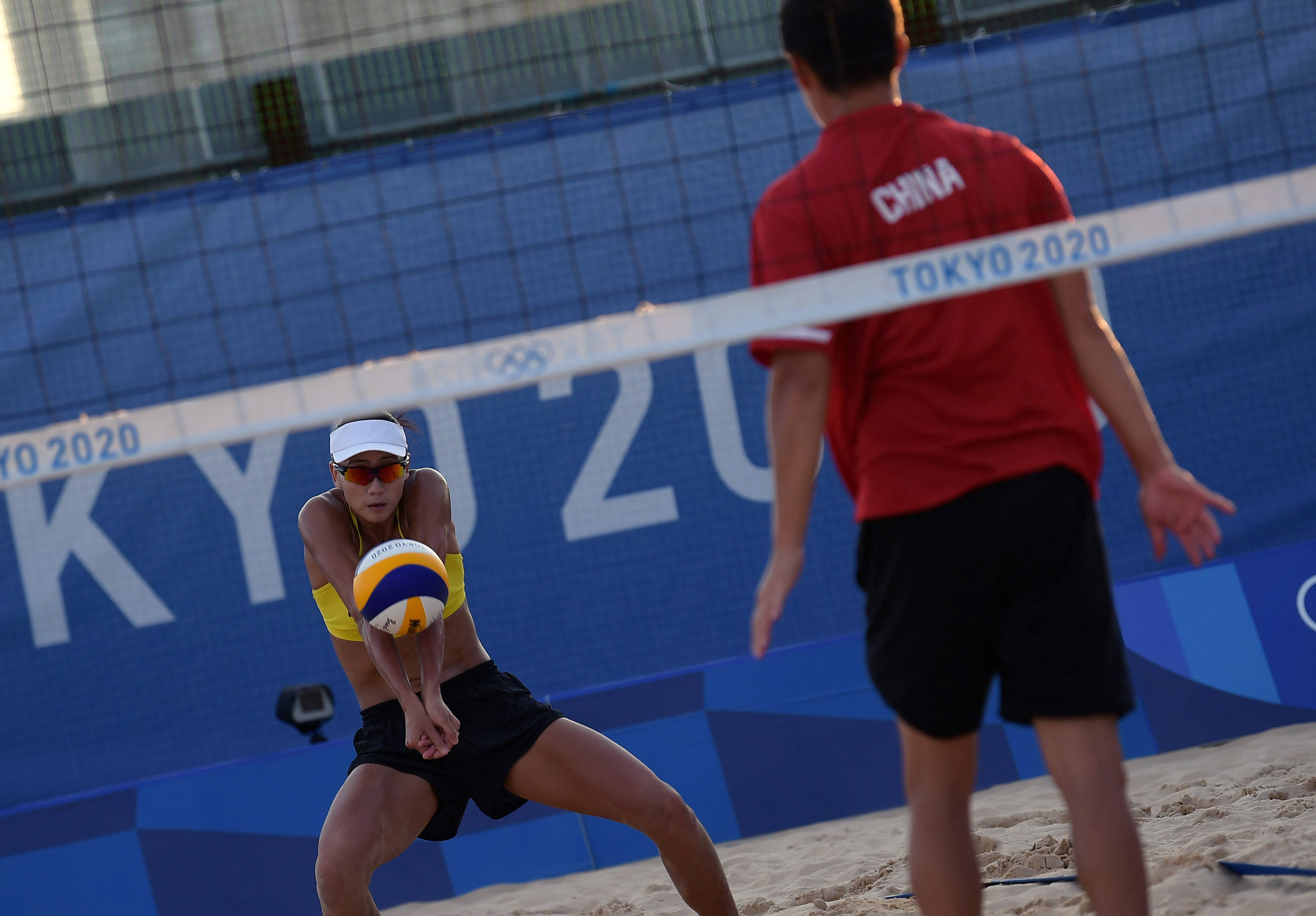 7月22日,中国女子沙滩排球队队王鑫鑫(左)在训练中.