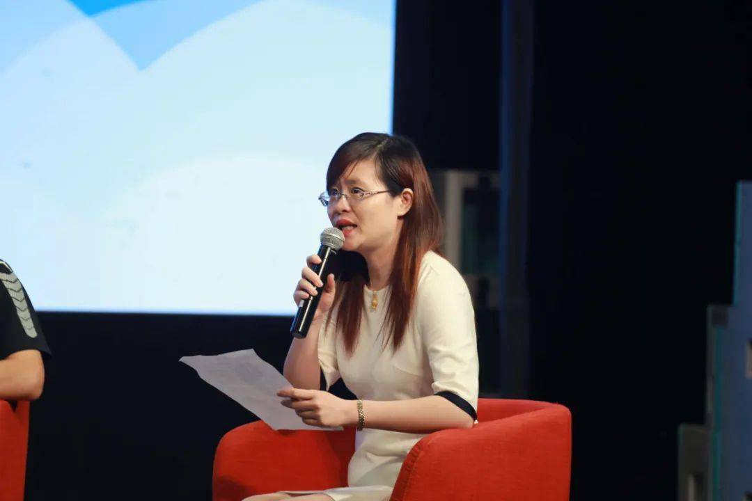 在两轮研讨中,数学支部书记章红老师,政治部支部书记李凤英老师,物理