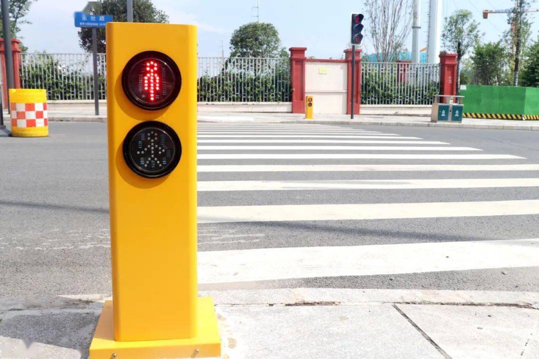 简阳街头惊现"会说话"的红绿灯!快看看长啥样..._语音提示