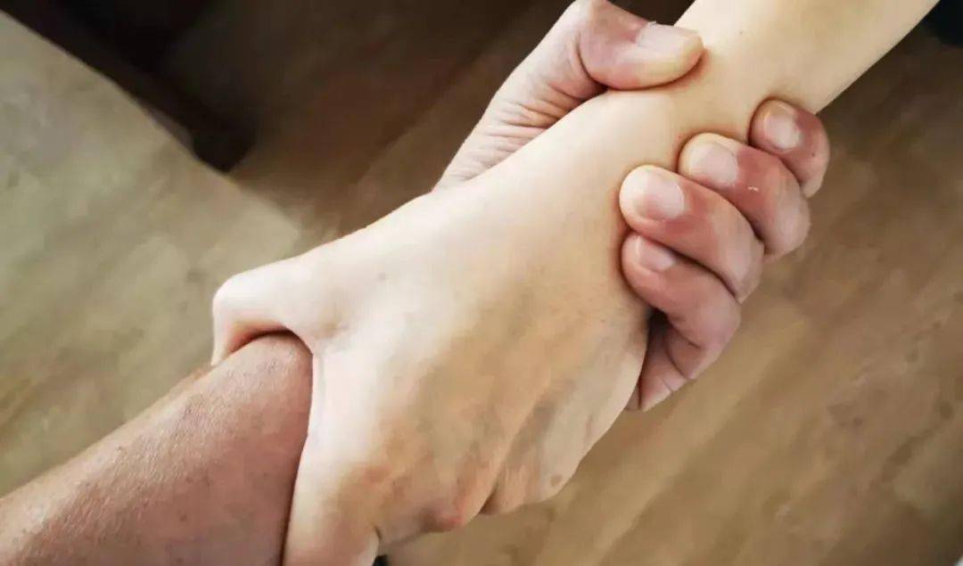 水手握姿势师范您可以现在就用自己的左右手试一下.