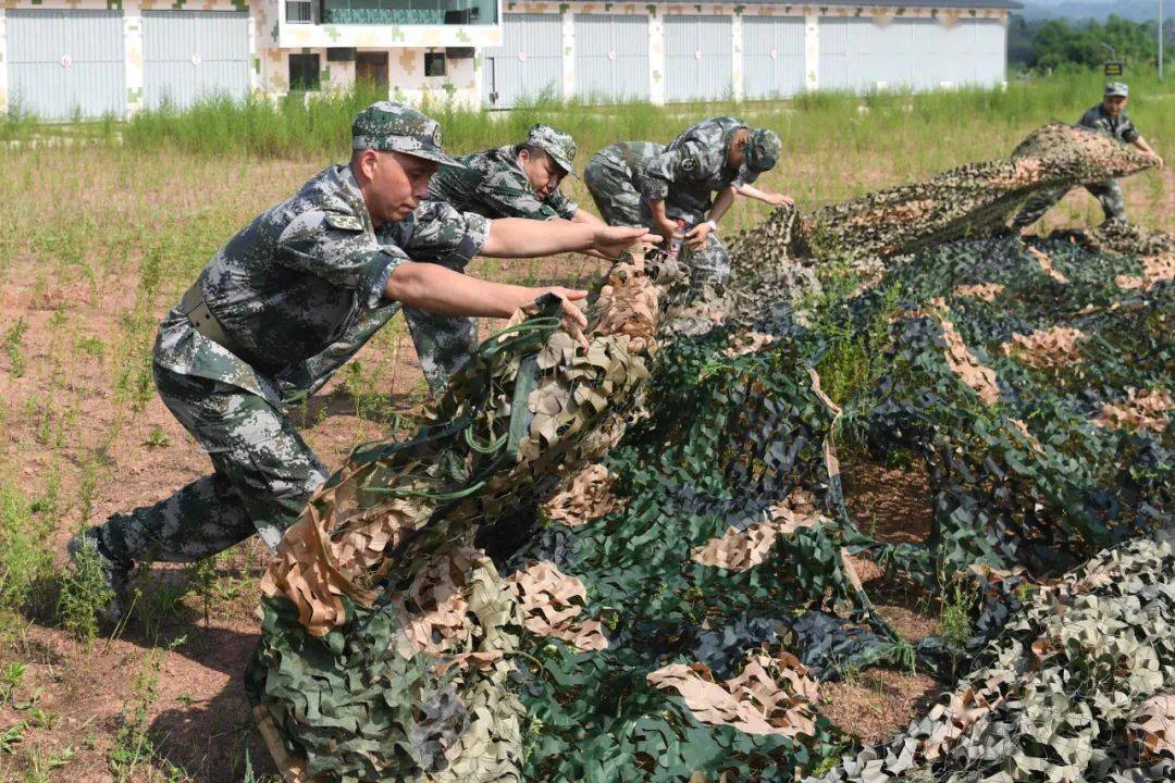未雨绸缪练出战斗力区人武部组织民兵伪装防护分队开展保障现役部队联