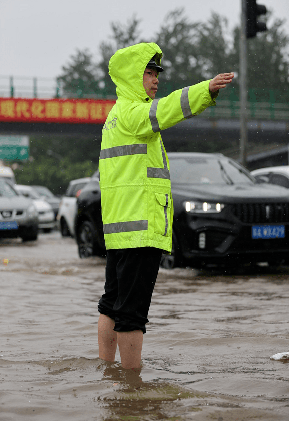 石家庄公安交警雨中指挥交通,疏导车辆 秦皇岛