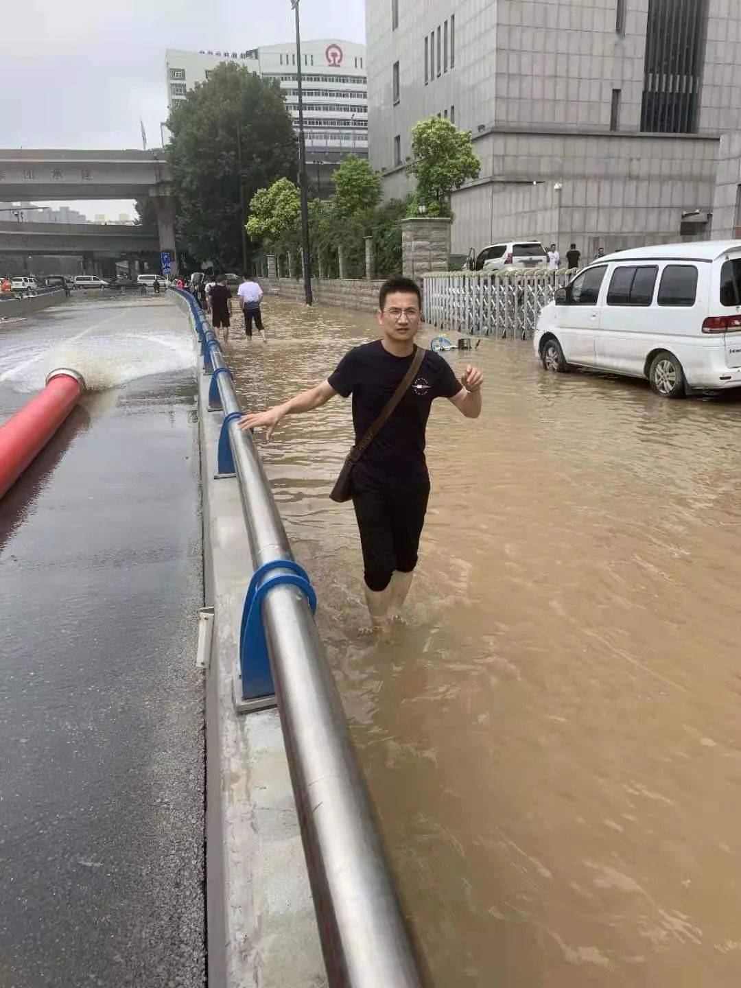 暴雨中，他们蹚积水、报汛情、拍救援......