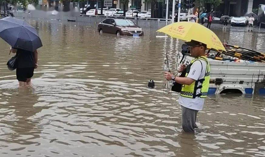 暴雨中，他们蹚积水、报汛情、拍救援......