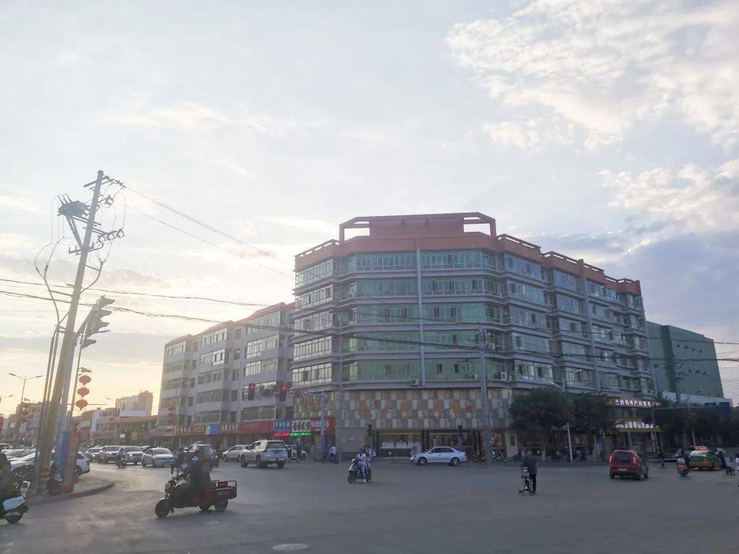 靖边 ·老车站广场那就跟随小编一起与旧城一道慢慢变老,与新城一道