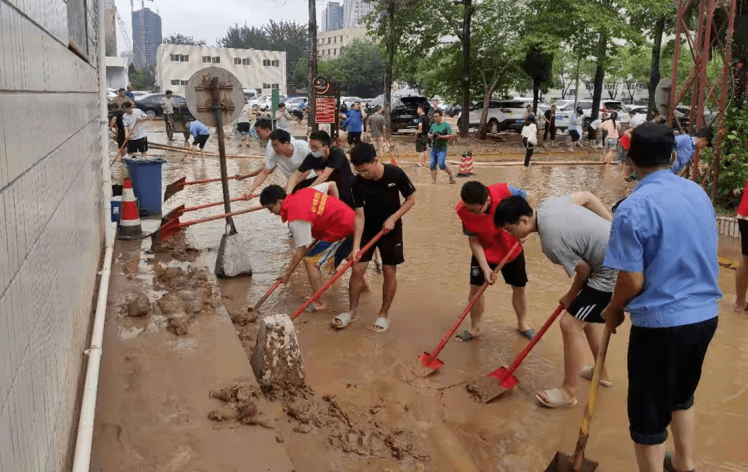 新乡职业技术学院师生志愿者协助学校妥善安置2000余名卫辉受灾群众且