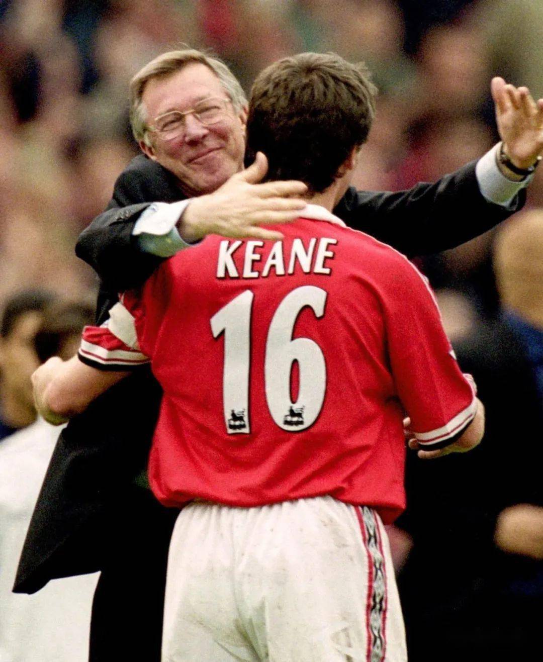 英超时代以来,曼联身穿16号的只有三名球员,罗伊-基恩,迈克尔-卡里克
