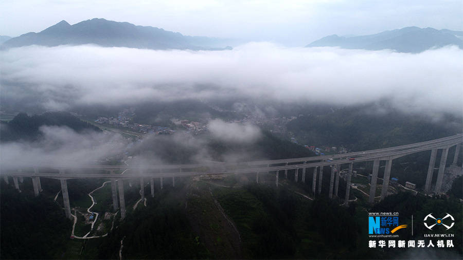 67飞阅酉沿高速俯瞰武陵山区之美