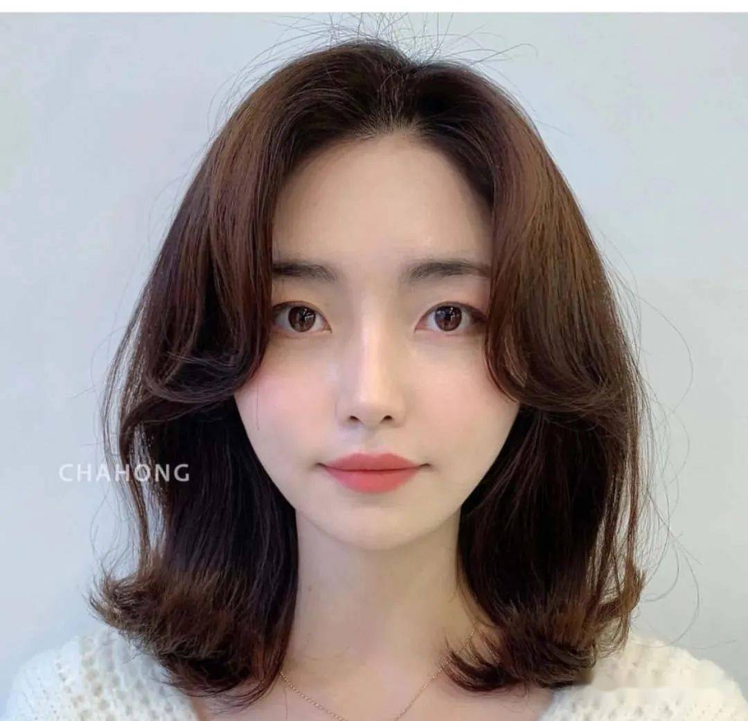 宝藏女孩的齐肩烫短发