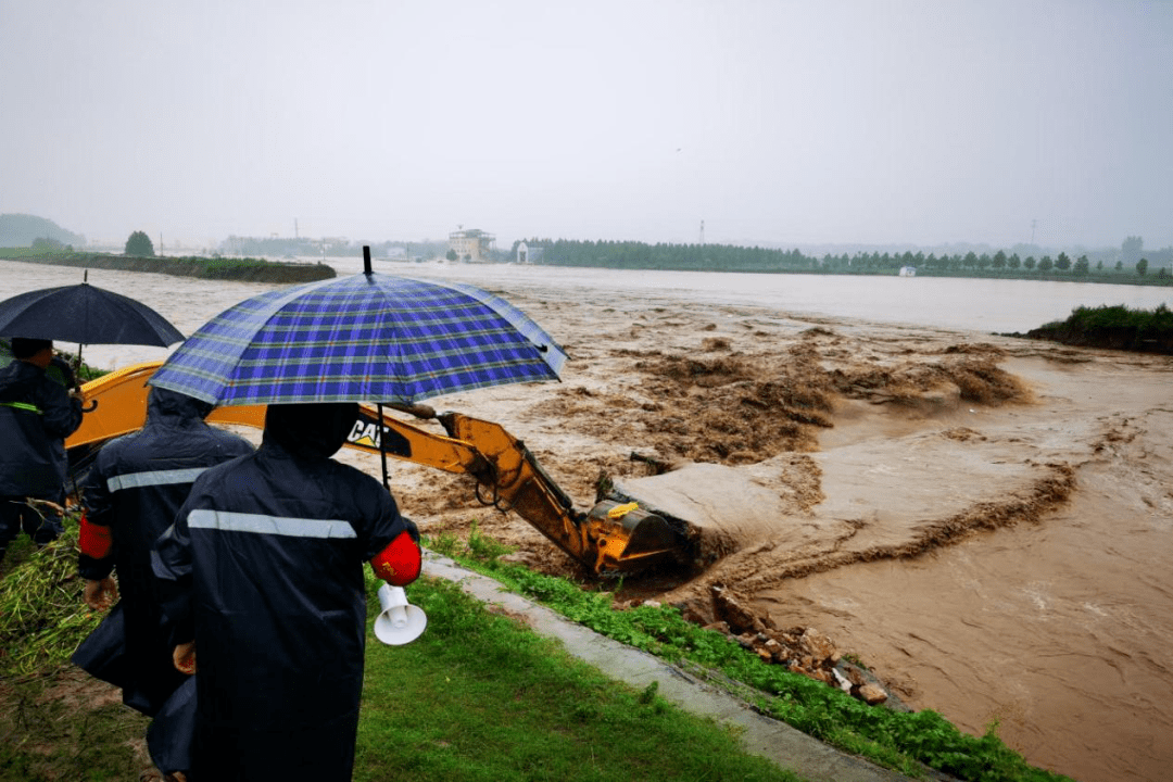 市纪委监委驻市自然资源规划局纪检监察组到受上游泄洪影响的贾鲁河