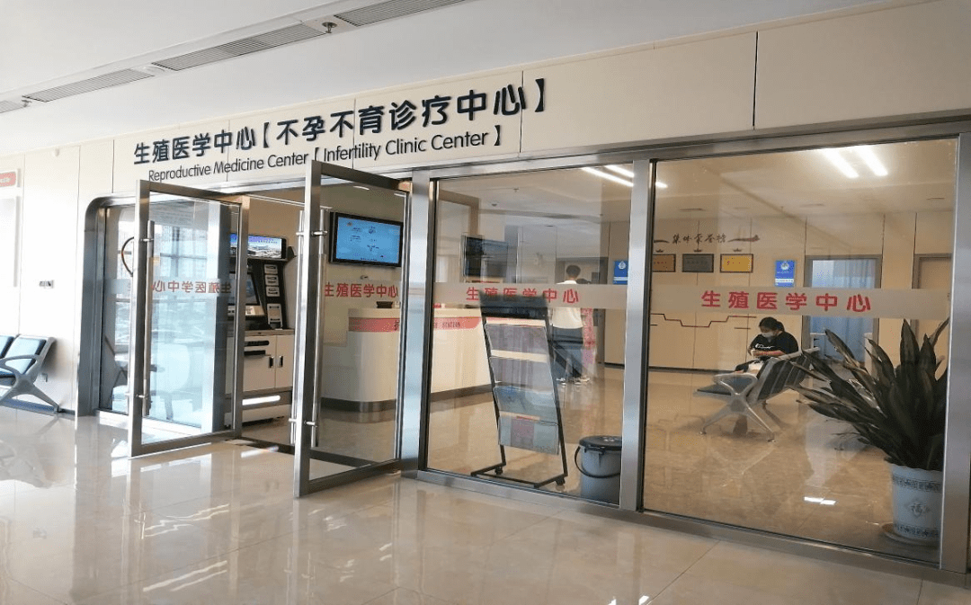 于诊室7{男科诊室}门外候诊,咨询男科医生就诊4.