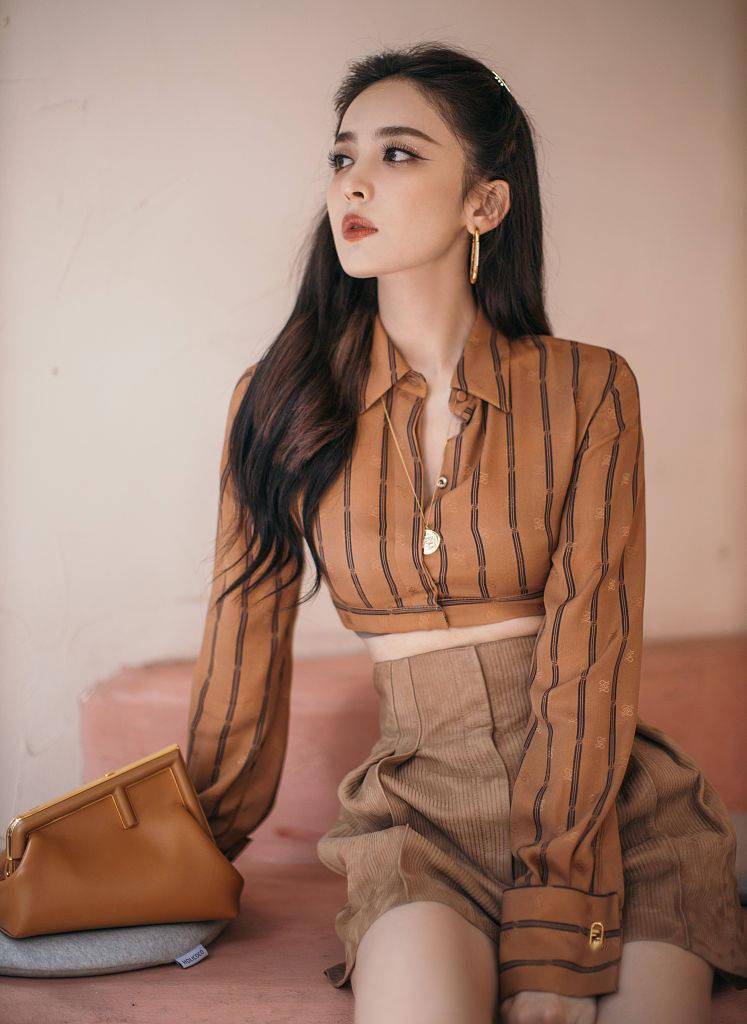 娜扎|娜扎枫糖色造型演绎夏日浪漫 优越颜值配精致编发明艳动人