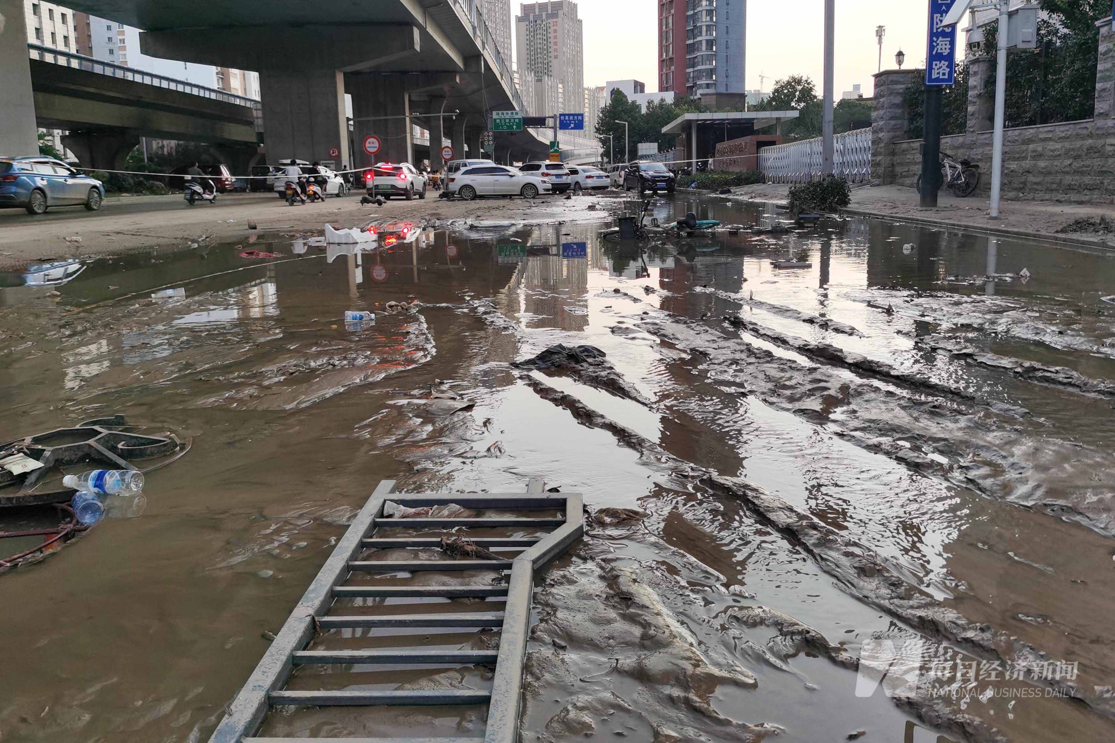 图集丨内涝下郑州水淹车数量众多京广隧道清理正处于攻坚阶段