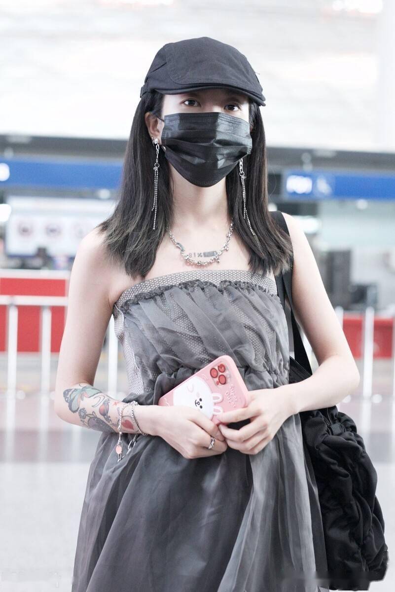 街拍乃万身穿灰色抹胸纱裙清纯可爱流苏耳饰仙气十足