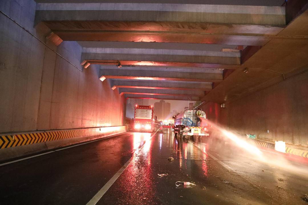 河南鄭州京廣路段淮河路口隧道積水全部排完 實現雙向貫通見底