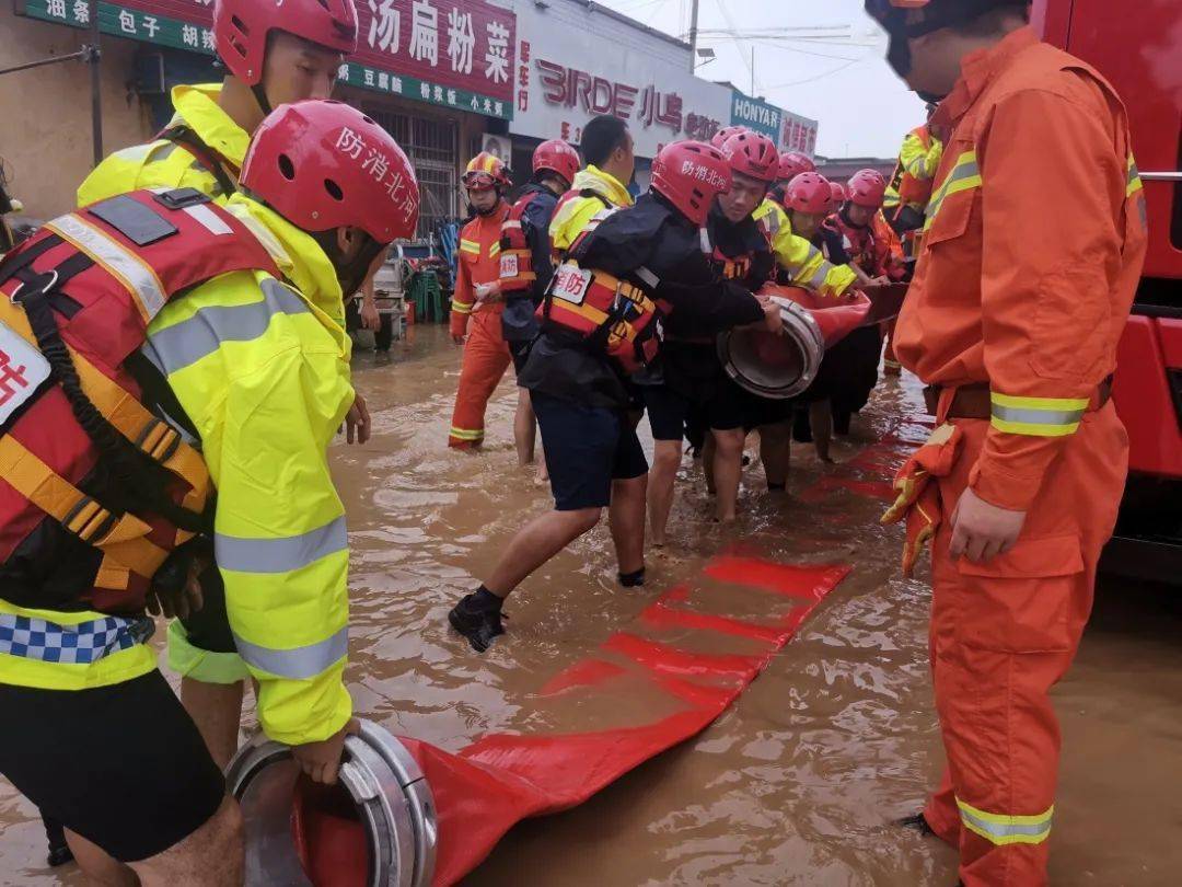 他们说"感谢你们来河南,谢谢你们一直负重前行,洪水无情人有情.