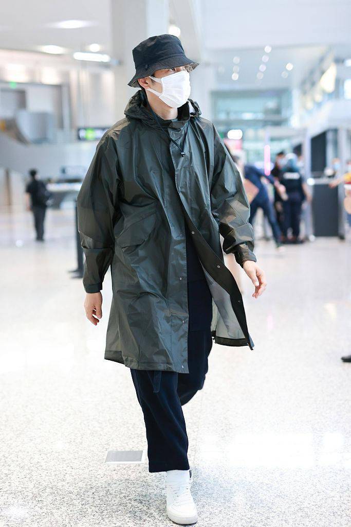 黑色|国货之光冲上热搜 盘点明星们的国货穿搭