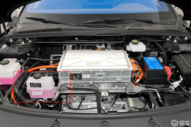 紫色的专用电池冷却液,一些比亚迪汉车主也晒出了车盖下紫色的水壶