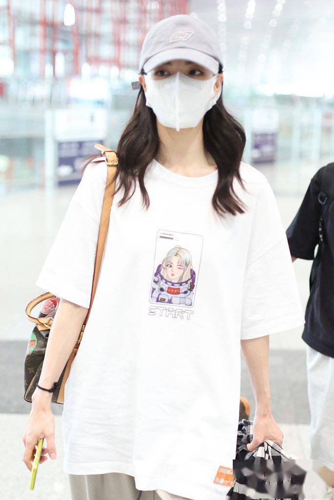 黑色|国货之光冲上热搜 盘点明星们的国货穿搭