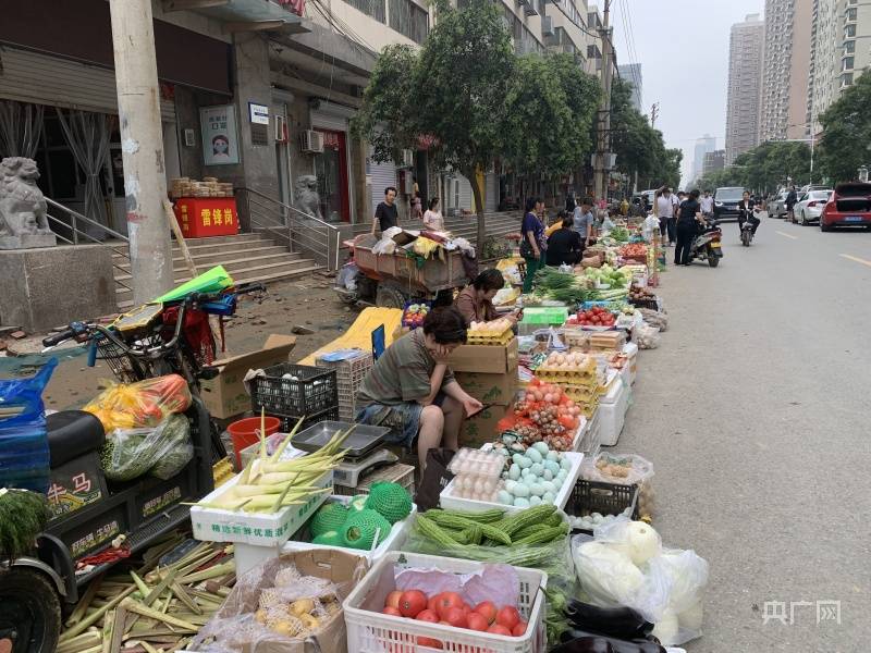实地探访:郑州纬四路农贸市场已恢复营业 危急时刻商户自发抢修配电房