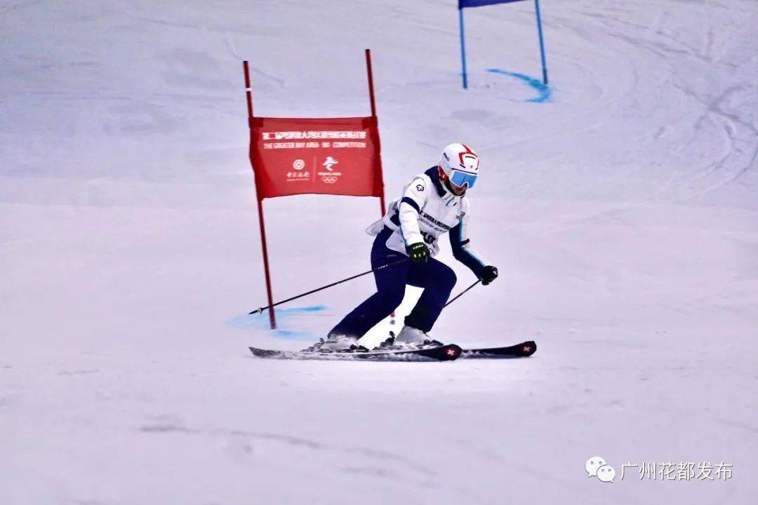 回旋而过选手们犹如离弦之箭急驰而下发令枪一响,在室内高山滑雪道上