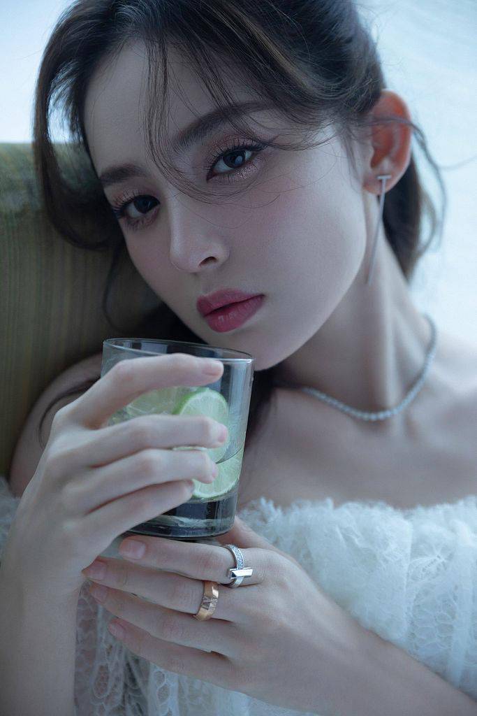 Tiffany|娜扎穿Georges Chakra一字肩礼服 甜美优雅
