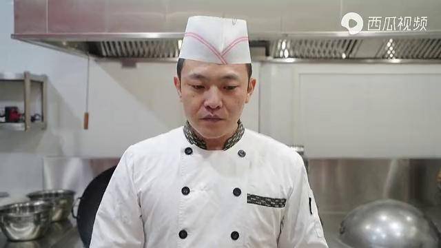 大厨状元哥分享西红柿炒鸡蛋做法技巧不料当场切手还坚持完成