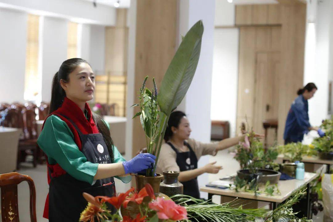 中华花艺涧影见松竹潭香闻芰荷