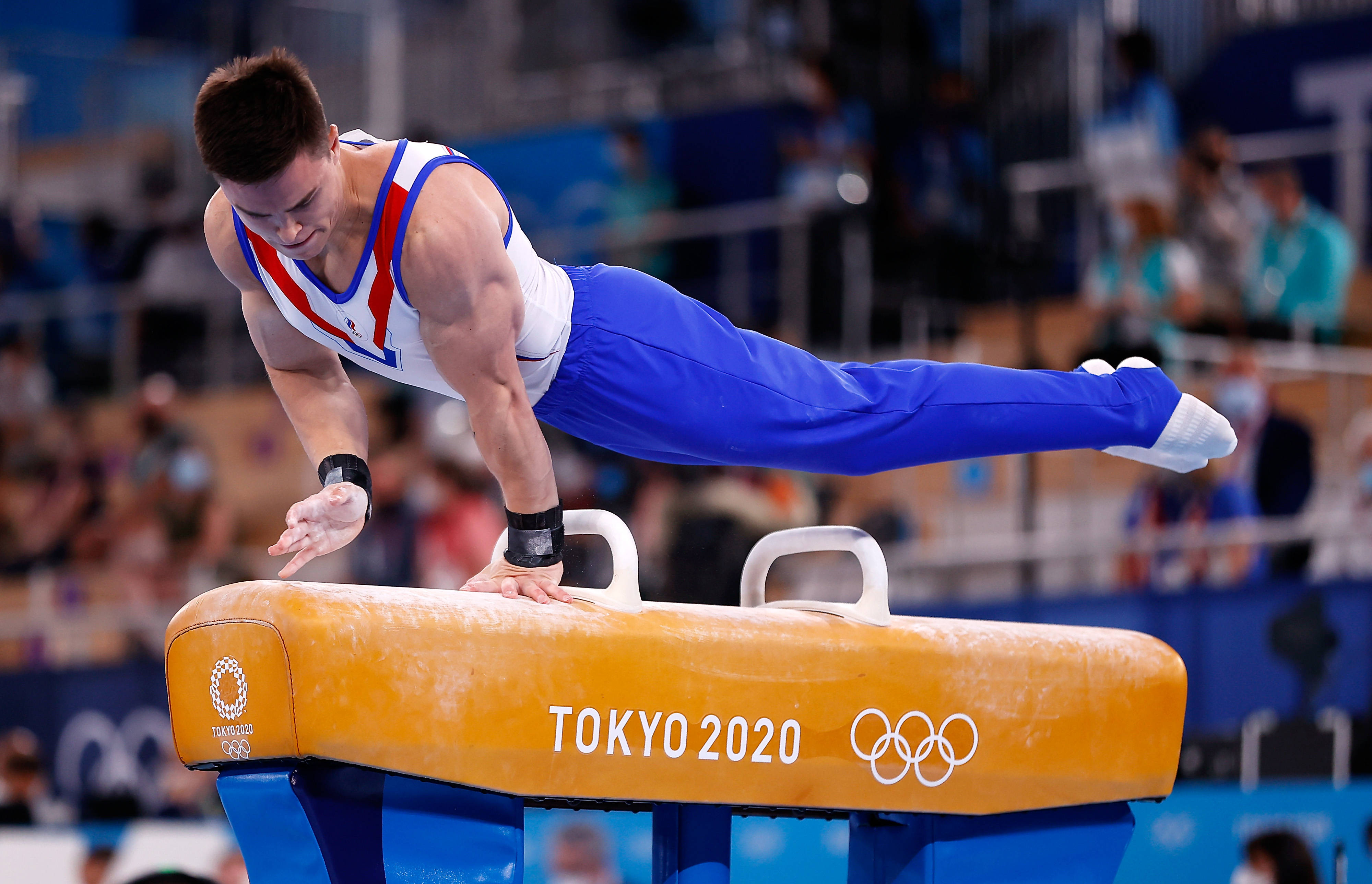 体操——俄罗斯运动员获男子团体冠军