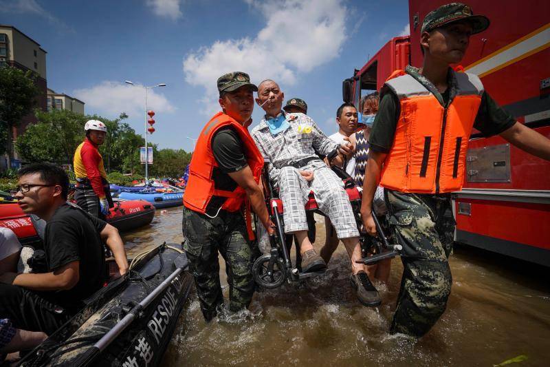 一线直击河南新乡卫辉城区积水深2米各方救援上演城市大转移