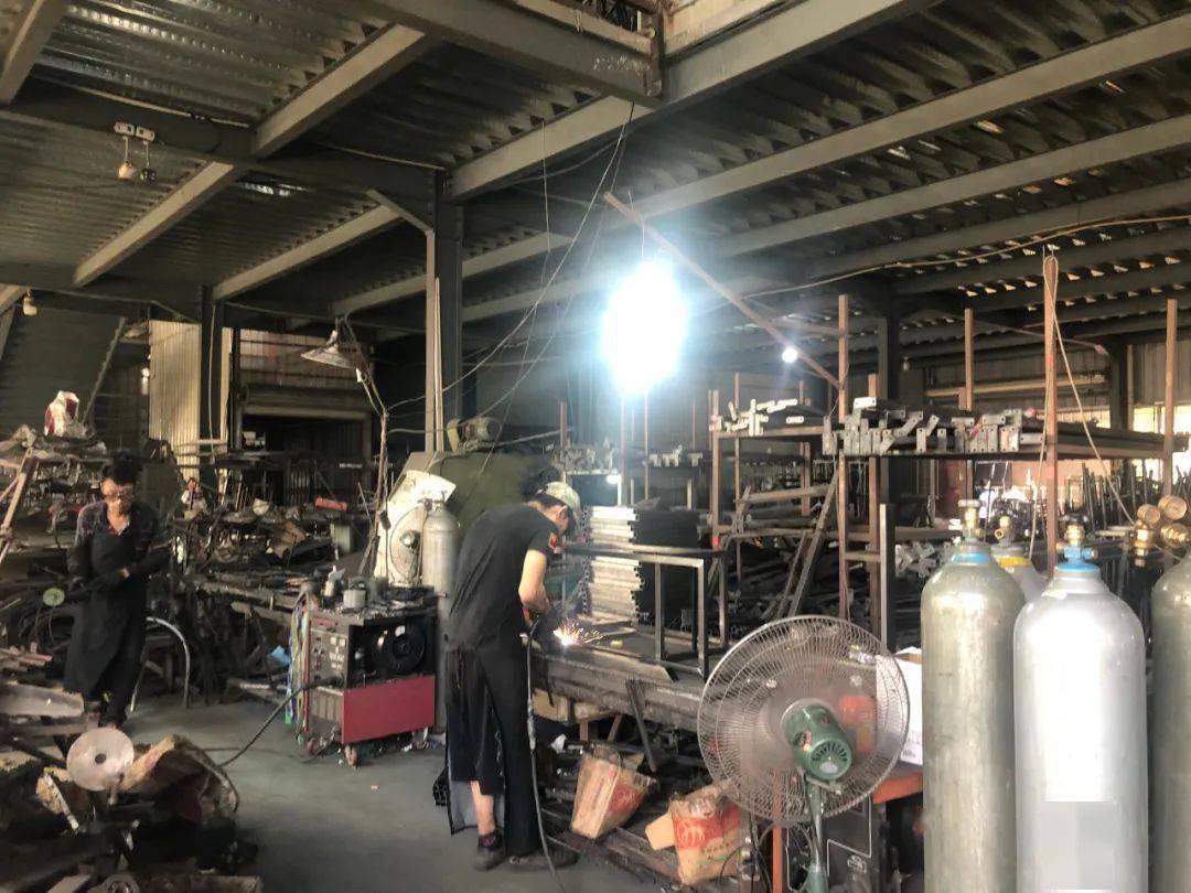 (铁艺工厂加工现场 时代周报记者摄)