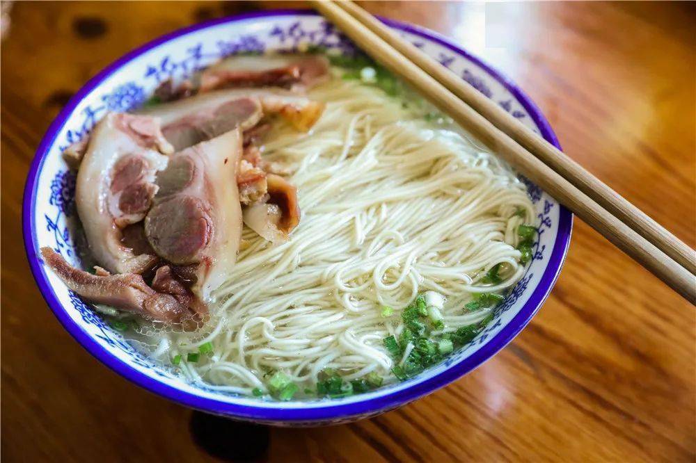 此外,面馆还有猪头肉面,猪舌头面等具有老常州风味的面可供选择.