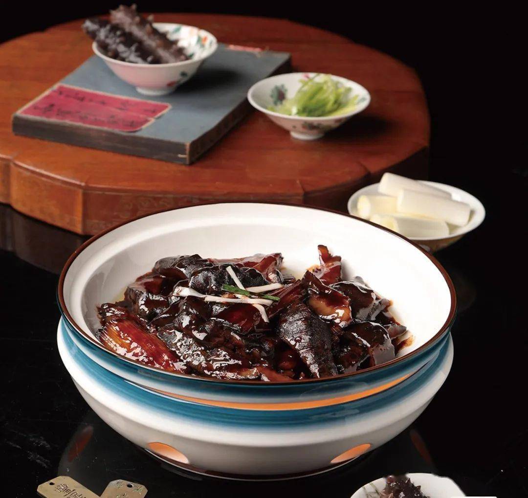 葱烧海参是丰泽园饭店的镇店名菜,该店国宝级鲁菜大师王义均,曾在1983