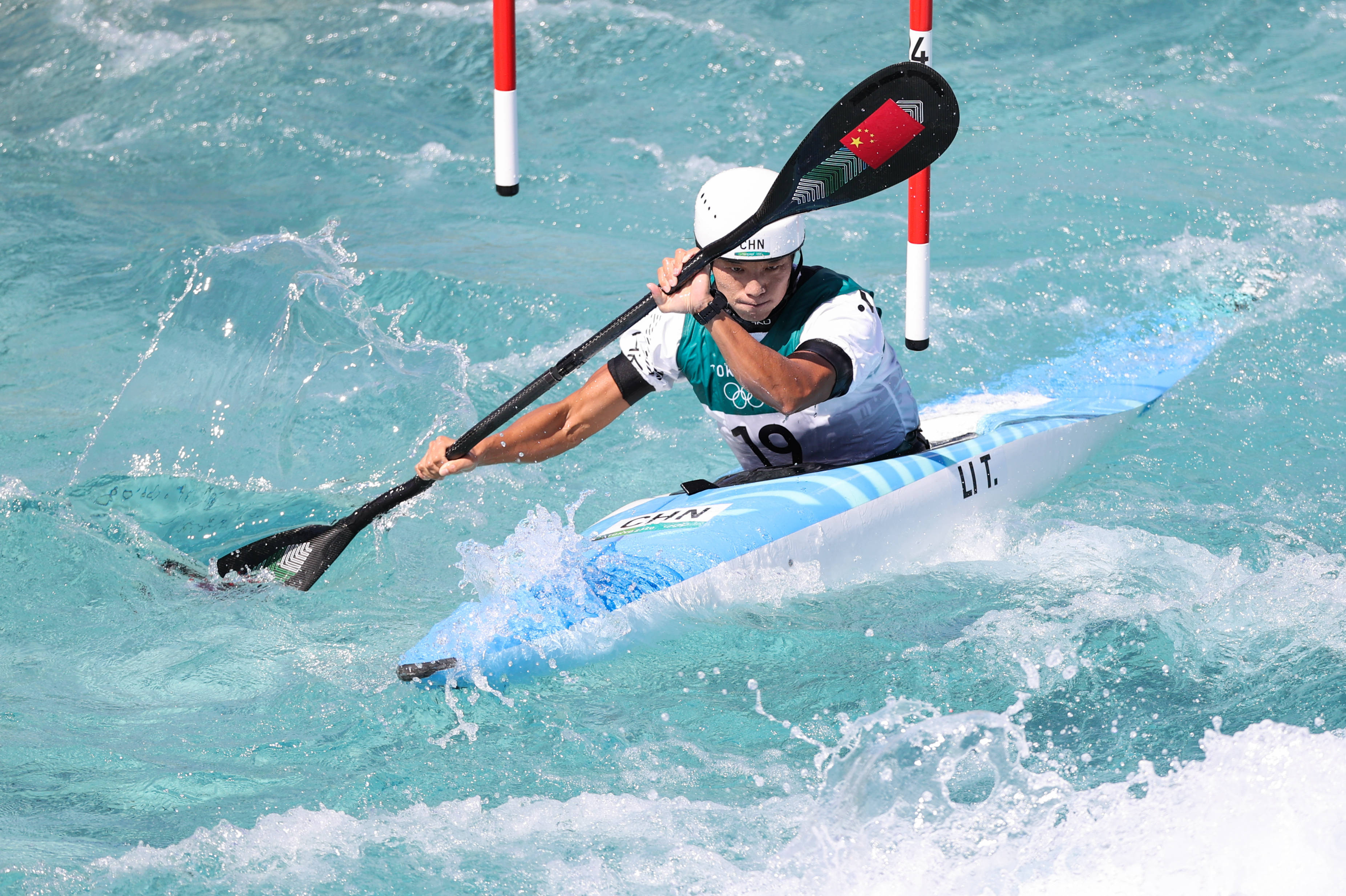 新华社记者 郑焕松 摄当日,在东京奥运会皮划艇激流回旋女子皮艇半