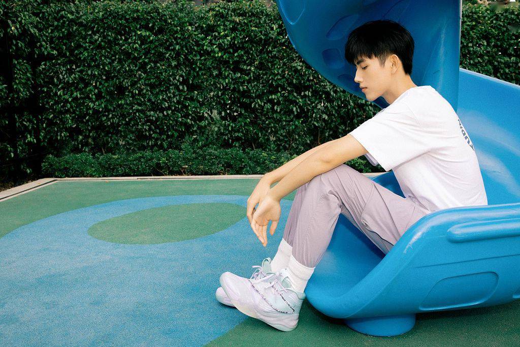 陈飞宇运动风写真少年感十足细碎刘海尽显帅气脸庞超有范