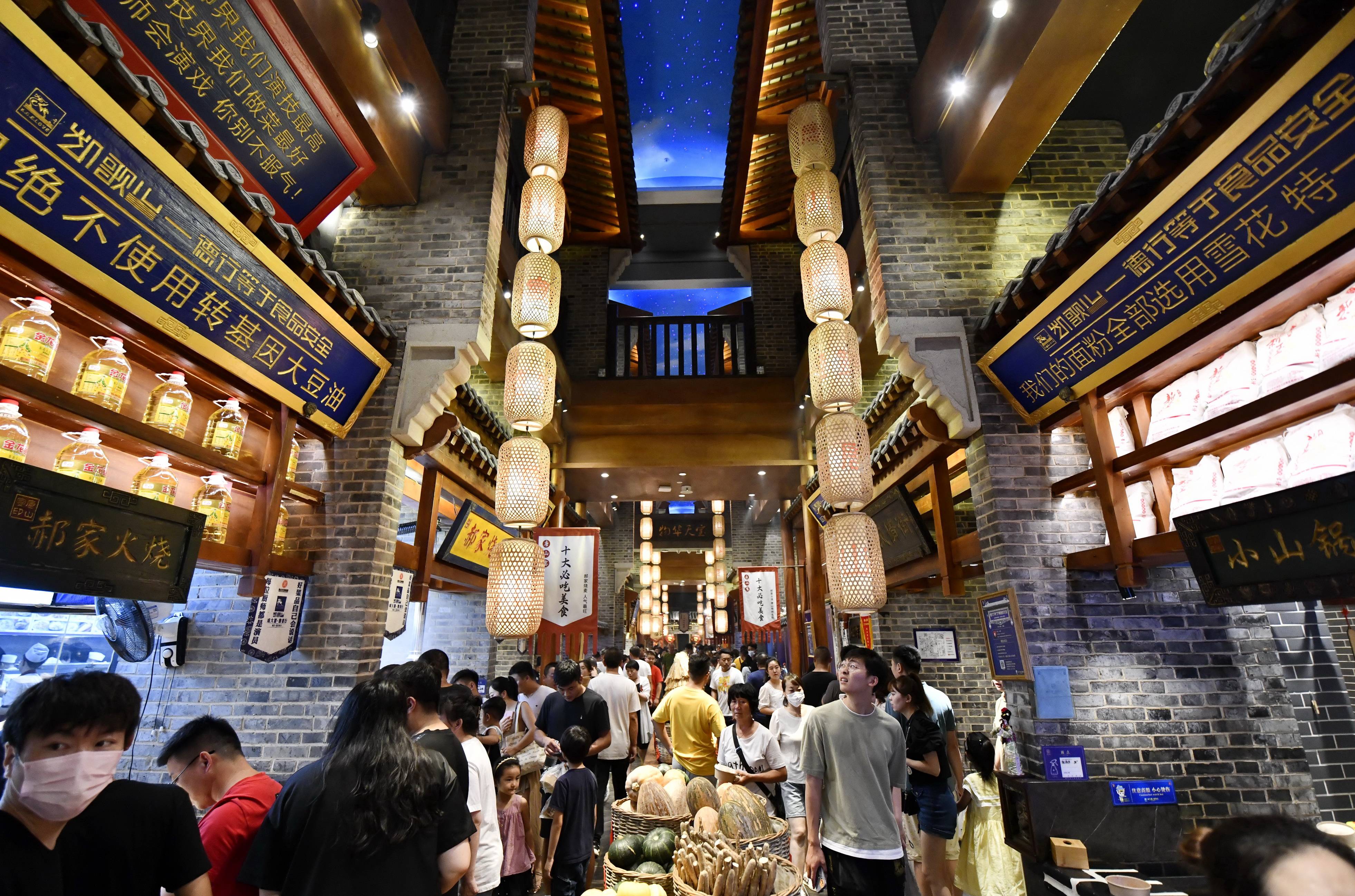 7月26日,游客在唐山饮食文化博物馆内游玩
