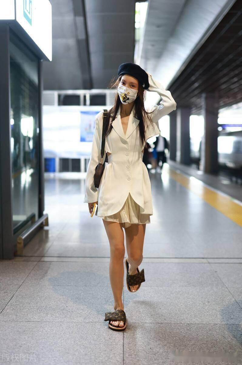金晨头戴黑色贝雷帽长发披肩身穿白色连体衣腰细腿长身材比例完美