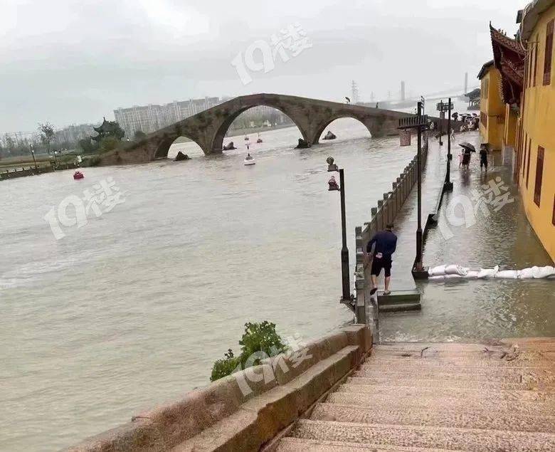 河水出现倒灌,路面积水已到小腿!还有学校,菜市场被淹