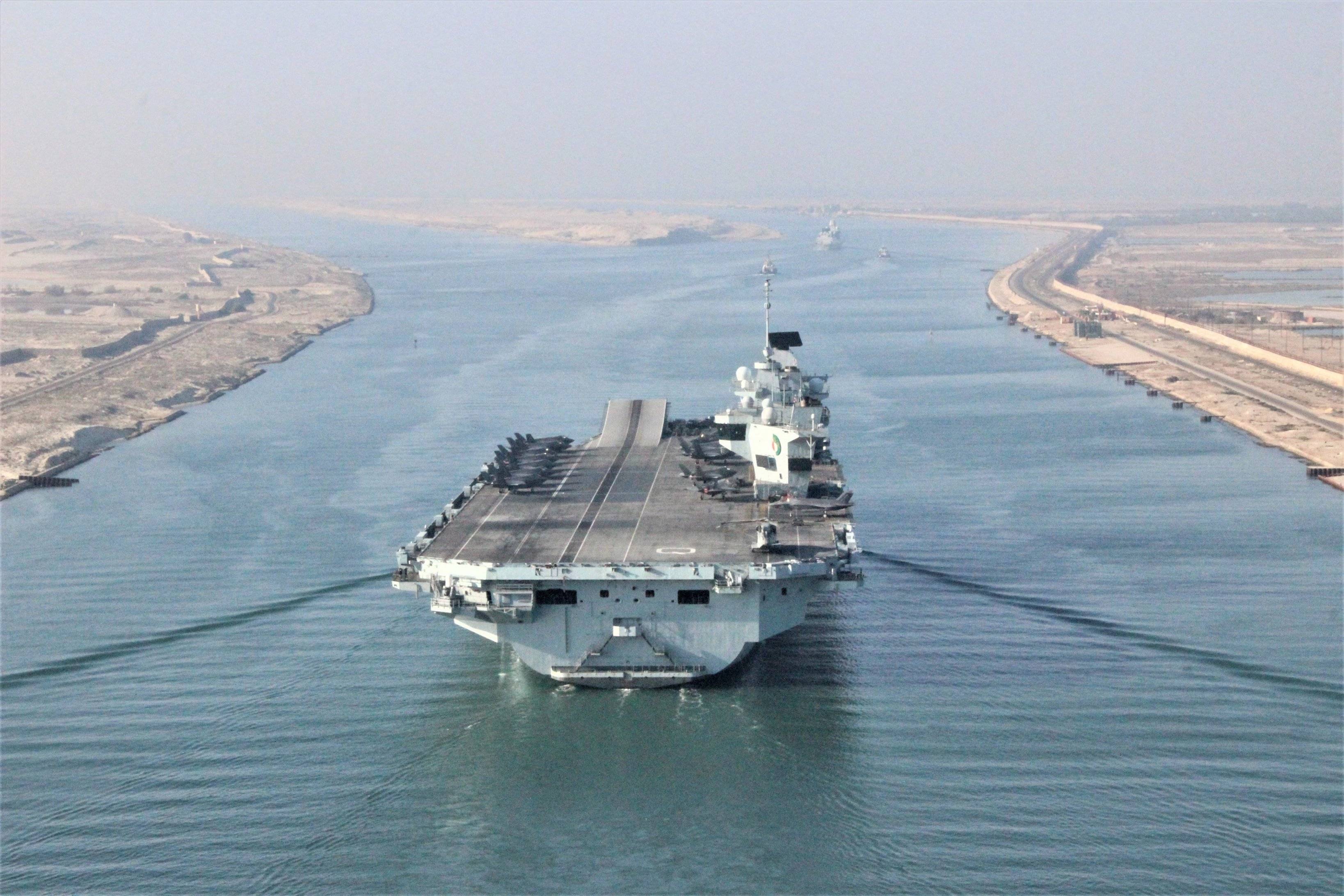 通过苏伊士运河的英国伊丽莎白女王号航母 图自澎湃影像