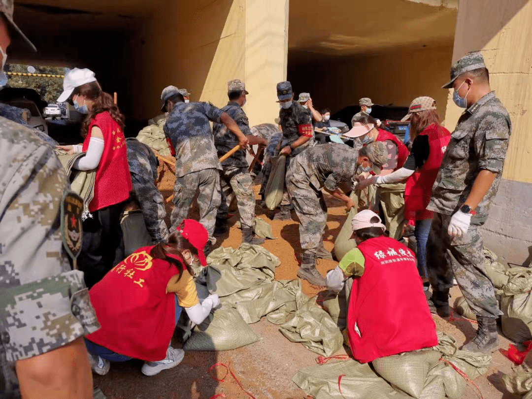 郑州洪灾志愿者图片