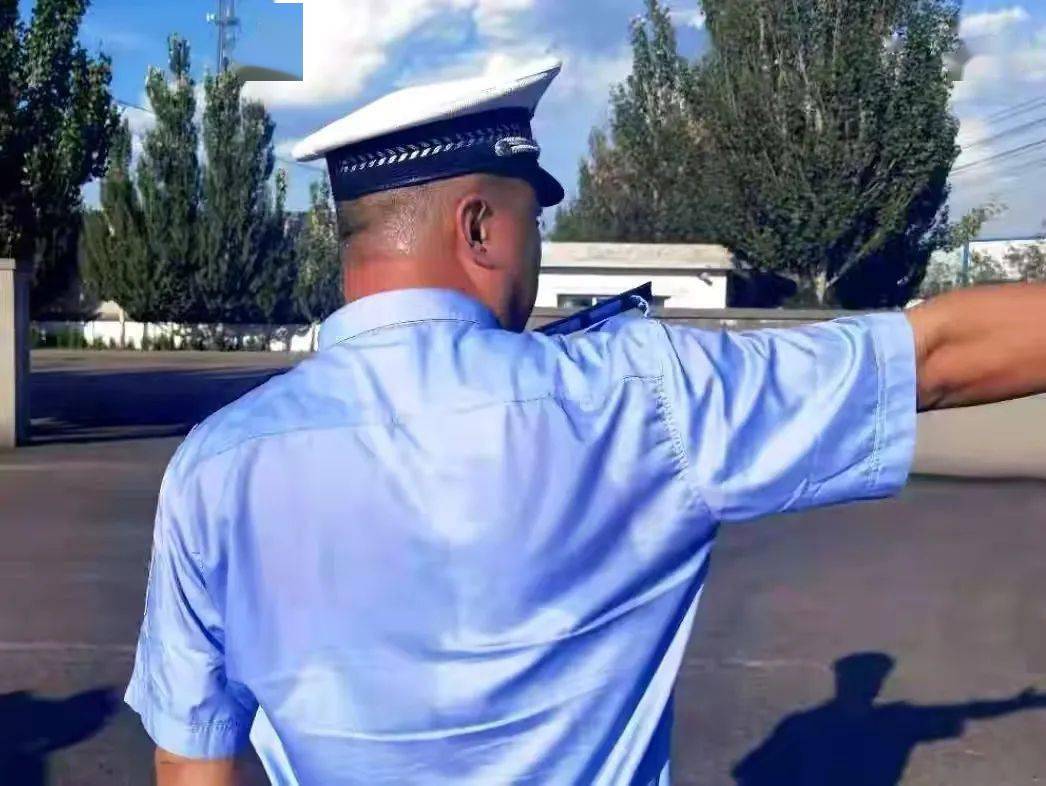 站高温迎烤验包头交警不服暑
