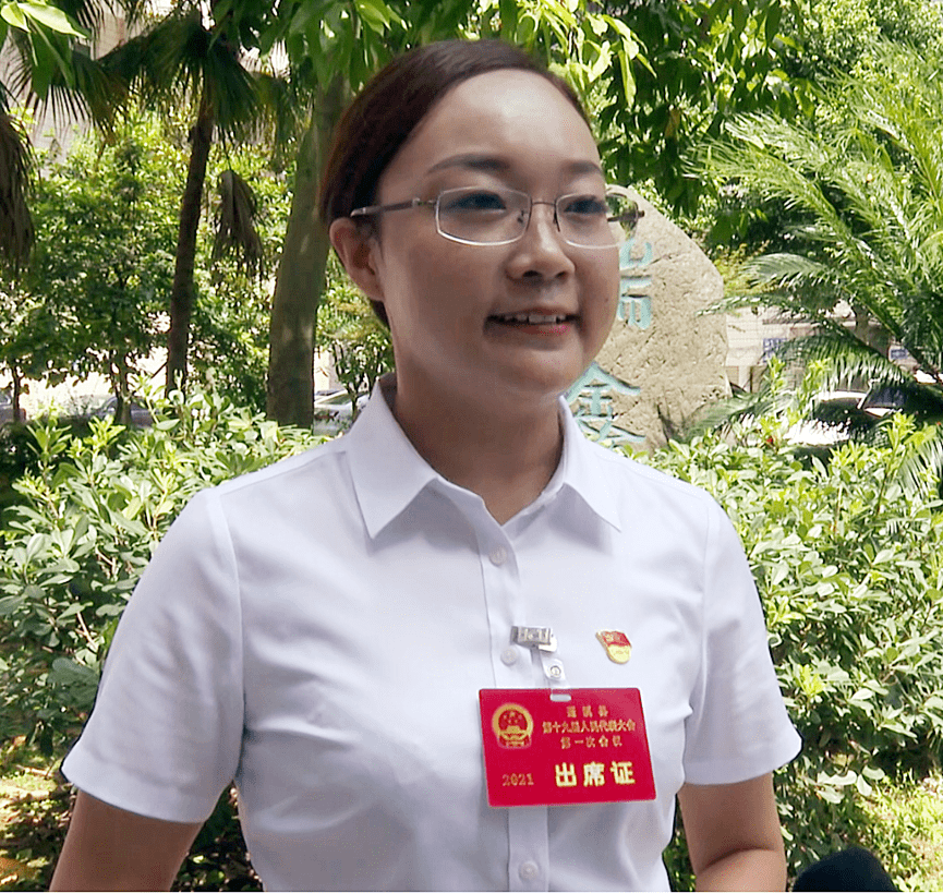 何英大家围绕政府工作报告踊跃发言,现场气氛热烈.