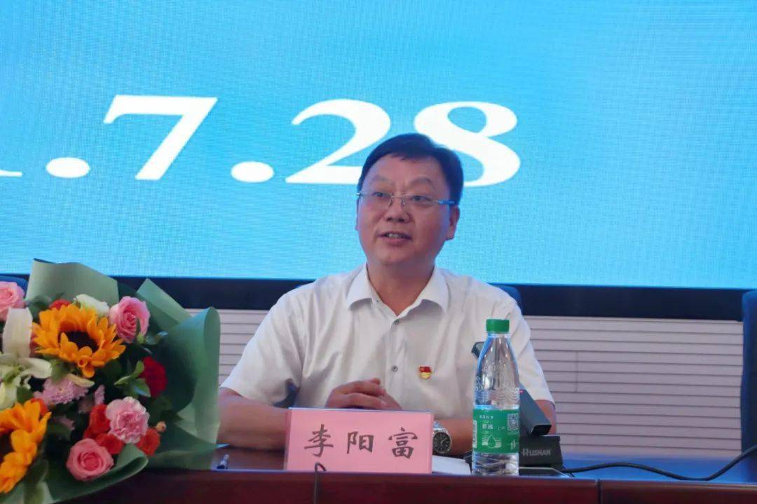 又激发了全体教师的教育热情,凝聚了威远中学校这个大家庭的奋斗力量