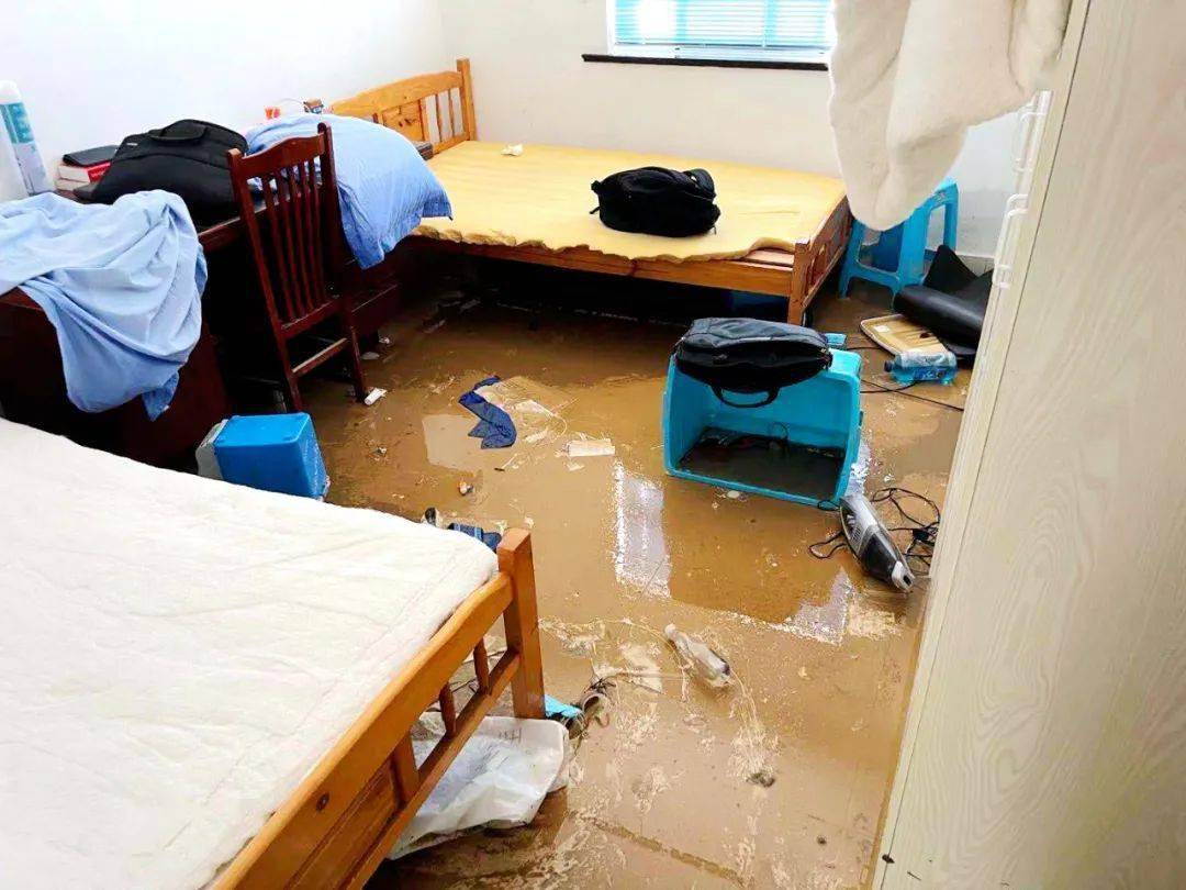 奋战一夜,他们回到派出所后,发现"家"被淹了